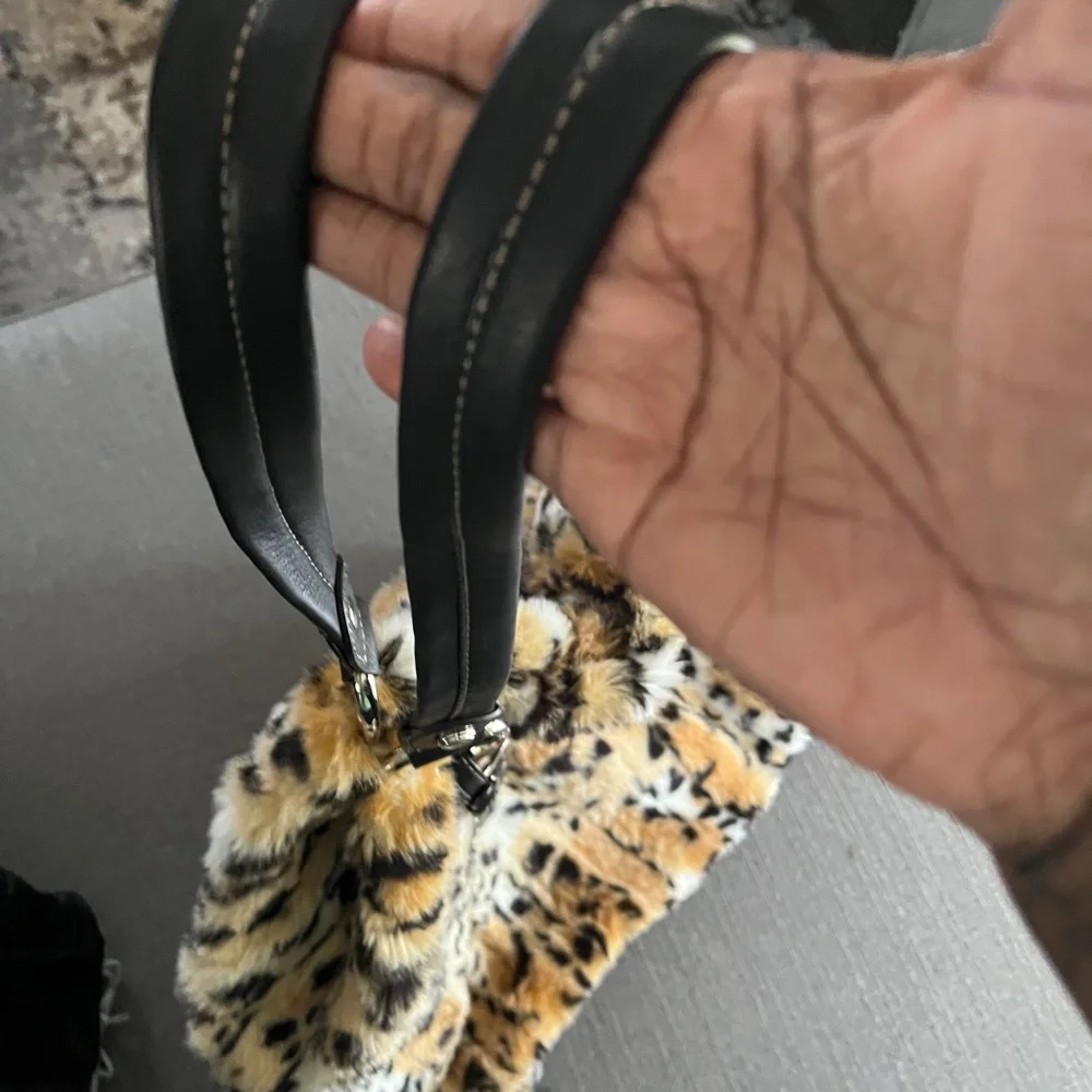 Leopard Print Faux Fur Tote Bag - Picture 2 of 12